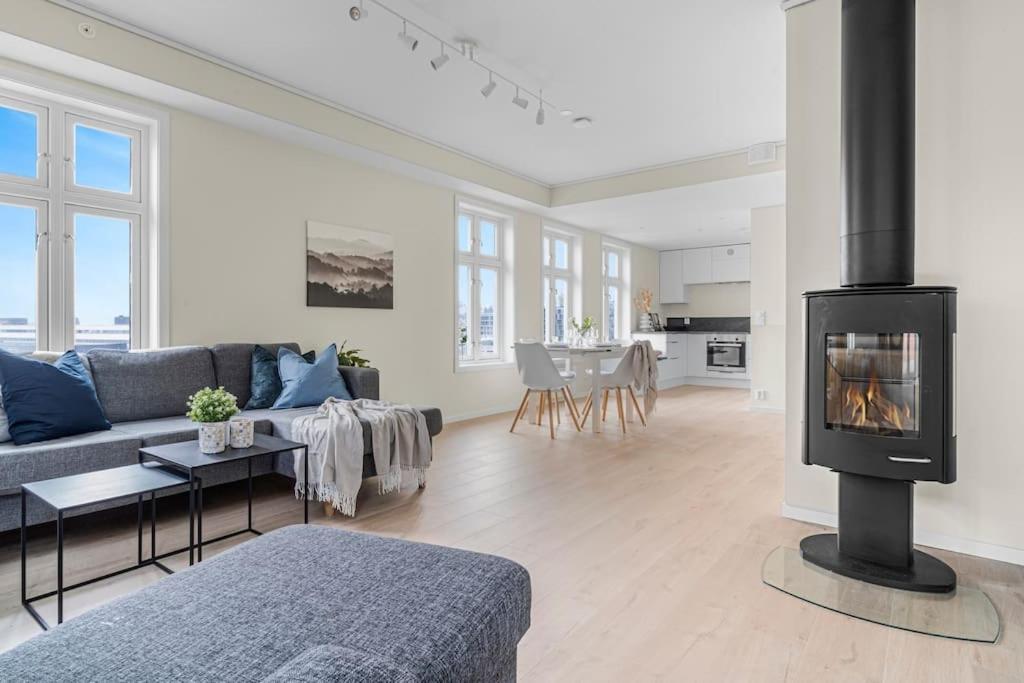 New! Huge Modern Apartment! Fit For Two Families! Bergen Exterior photo