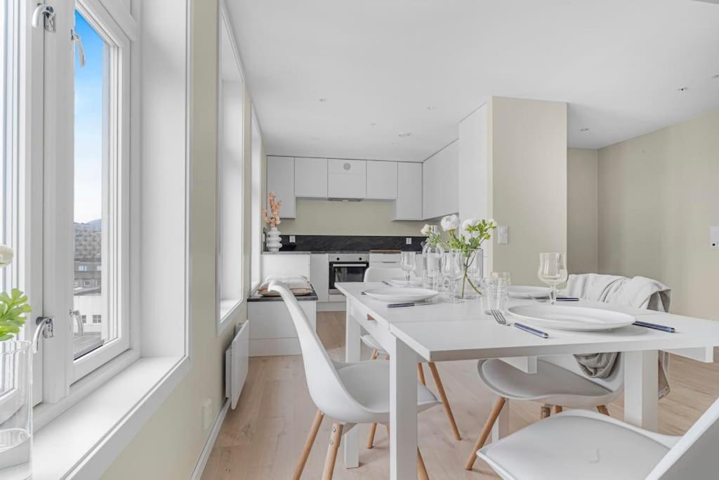 New! Huge Modern Apartment! Fit For Two Families! Bergen Exterior photo