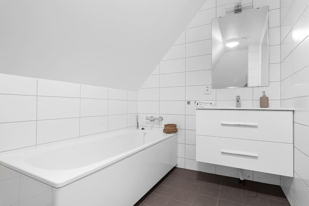 New! Huge Modern Apartment! Fit For Two Families! Bergen Exterior photo