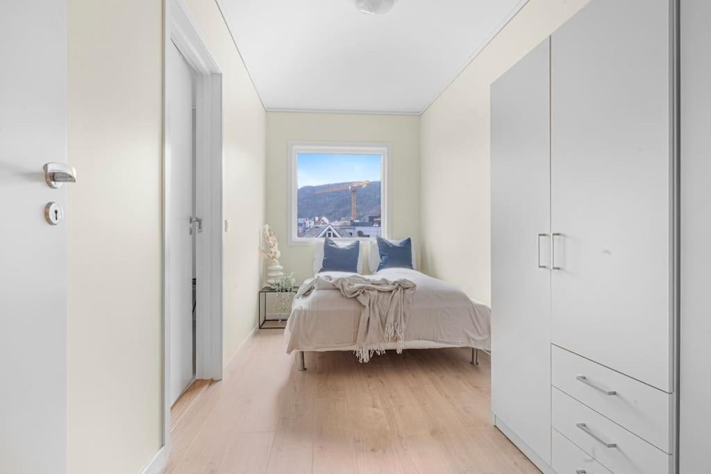 New! Huge Modern Apartment! Fit For Two Families! Bergen Exterior photo