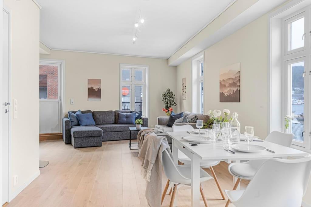 New! Huge Modern Apartment! Fit For Two Families! Bergen Exterior photo